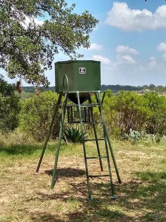 T Hanger 800 lb Corn Hopper With Ladder